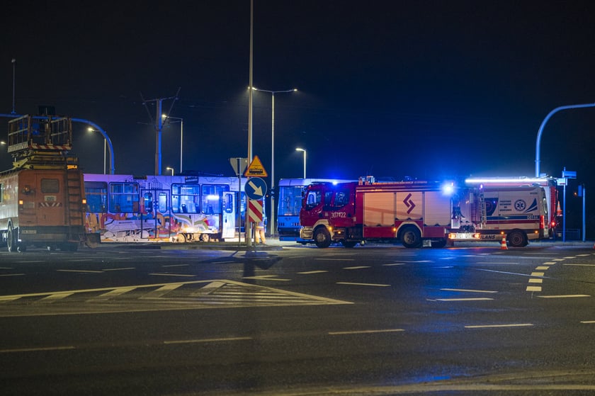 Tramwaj nr 10 wjechał w bok autobusu nr 107. Cztery osoby są lekko ranne